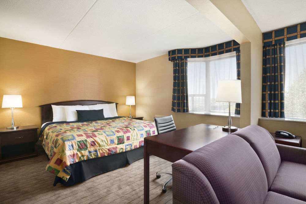 Travelodge By Wyndham Toronto East Exterior photo